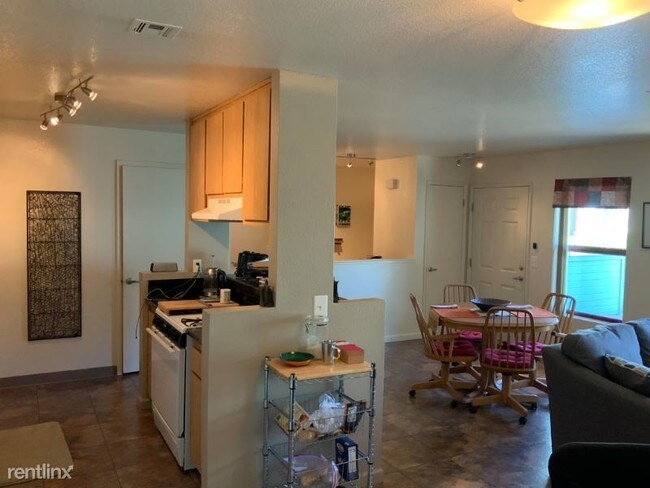 Foto del edificio - 1 br, 1 bath Apartment - 2730 Portage Bay E
