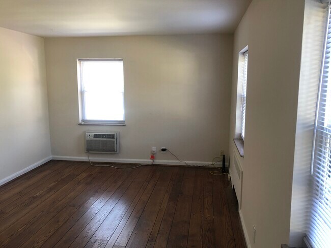 Amplia sala de estar con aire acondicionado de pared. - 1711 Portman Ave