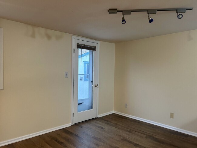 Building Photo - 3 Bedroom 2 Bath Single Family Home