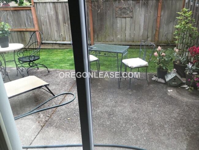 Building Photo - 3 bed 2.5 bath townhome in North Eugene