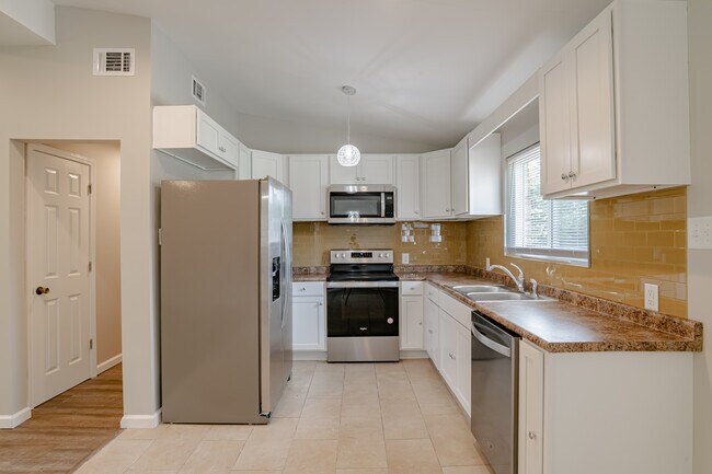 Building Photo - 2762 Brookwood Dr