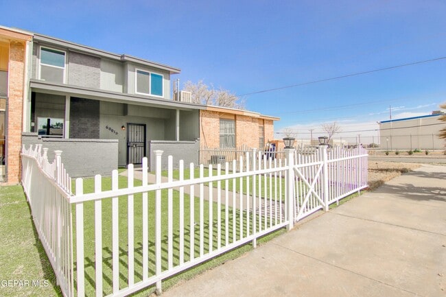 Foto del edificio - 6001 Morning Glory Cir