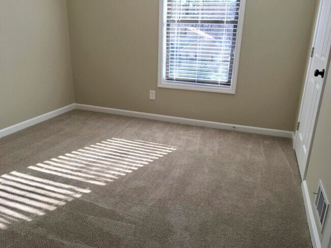 Foto del edificio - 5824 Stonehaven Dr NW