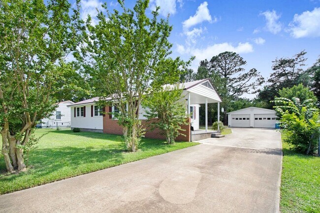 Foto del edificio - ADORABLE 3 BR | 1 BA HOME - 2 Car Detached...