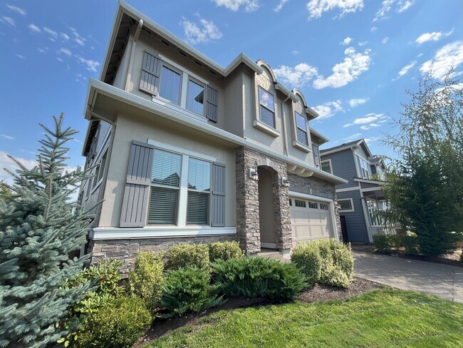 Foto del edificio - Spacious 4-Bedroom Corner Lot Home with El...
