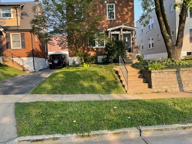 Front of building - 1430 Woodland Dr
