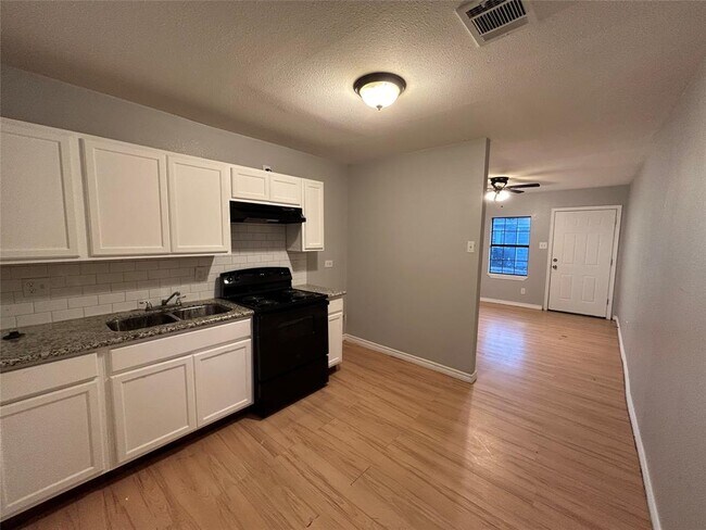 Foto del edificio - 6818 Weston St