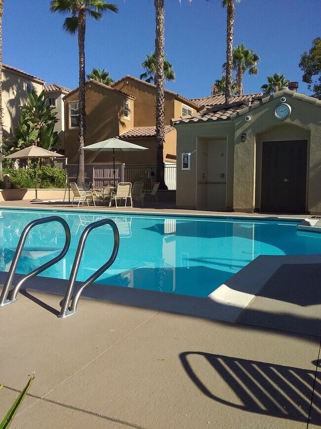 Building Photo - Gorgeous 3 bedroom, 2.5 bathroom, 2 story ...