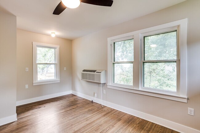 Building Photo - Lovely Above Garage Apartment in College Hill