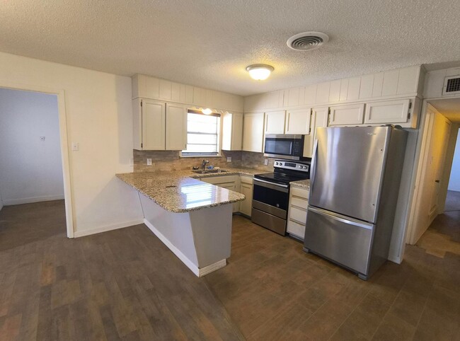 Building Photo - Nice 3 bedroom + office, 2 bath home in We...