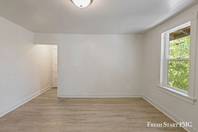 Foto del edificio - 280 Irwin Ave