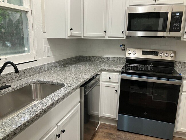 Building Photo - 2207 Bell St