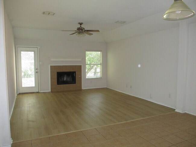 Foto del edificio - $1895  3 Bed/2 Bath/2 Garage  Ready for Move-in Home in Mustang Creek