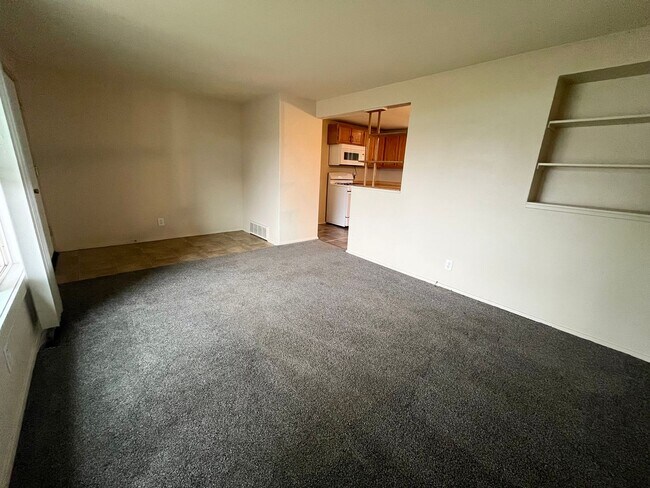 Foto del edificio - 3 Bed/1 Bath with Bonus Room and Fully Fenced in Yard!