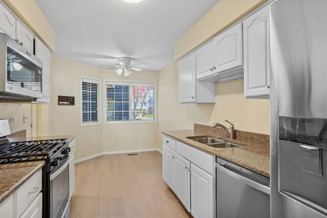 Building Photo - 1252 S Parkside Dr