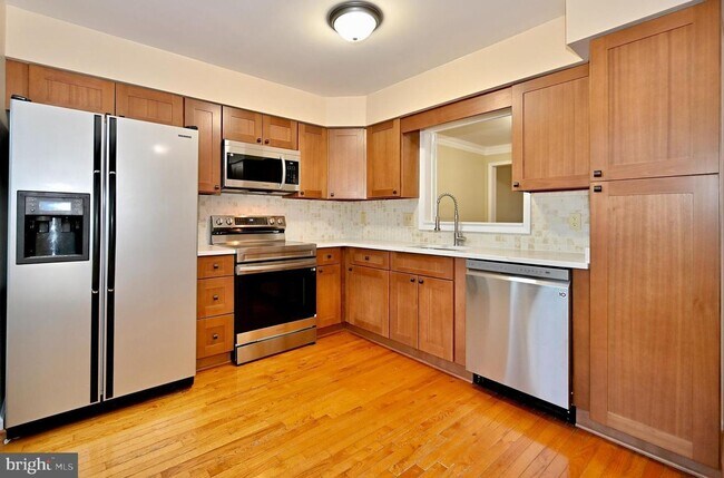 Building Photo - Beautiful, freshly updated townhome with a contemporary feel in the Wootton high school district!