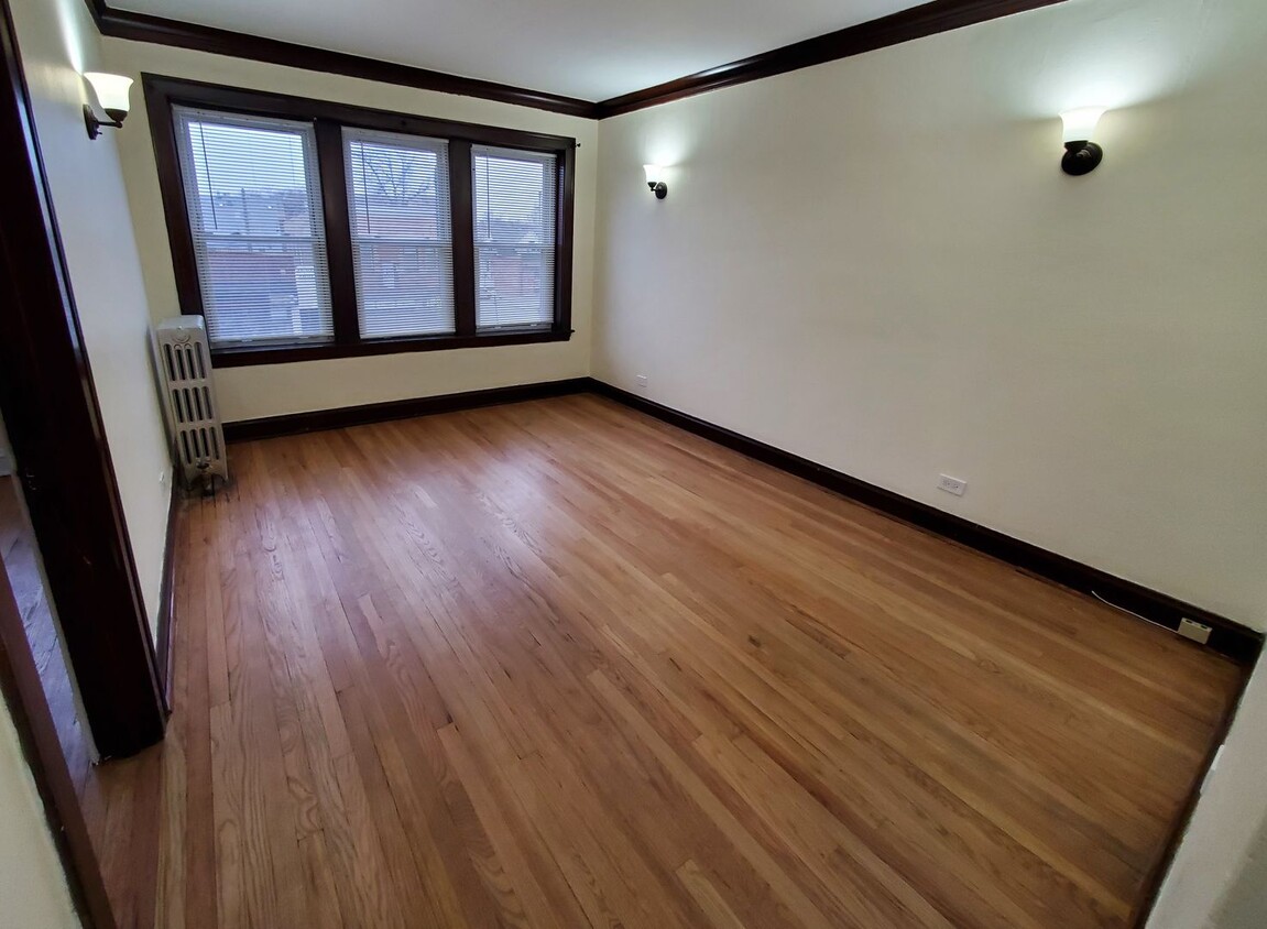 Foto principal - 3056 W Irving Park Rd