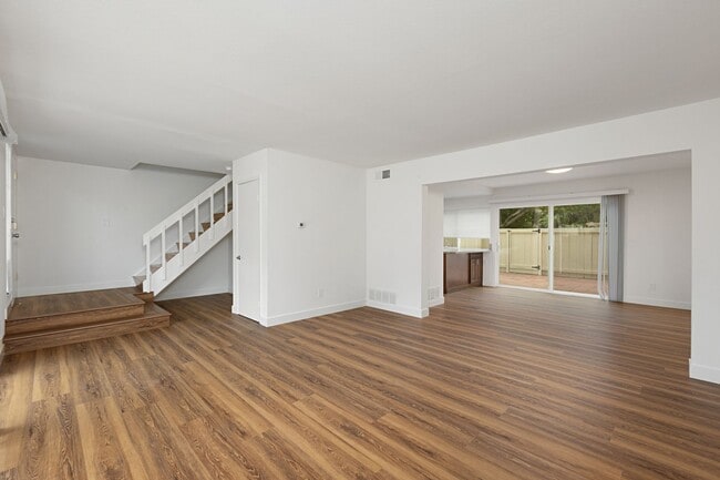 Building Photo - Updated Townhome in El Camino Club Estates!