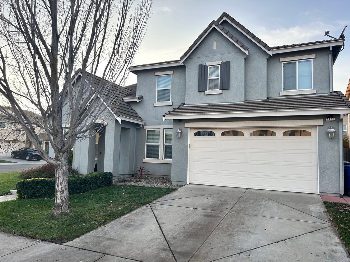 Foto principal - Beautiful Large 4 Bedroom/3 Full Bath Modesto