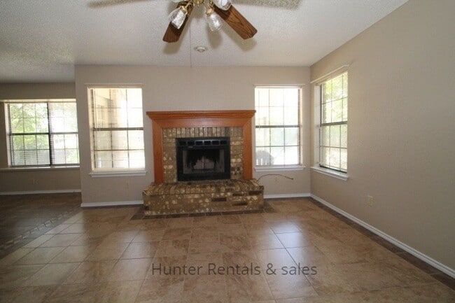Building Photo - 300 Sioux Cir