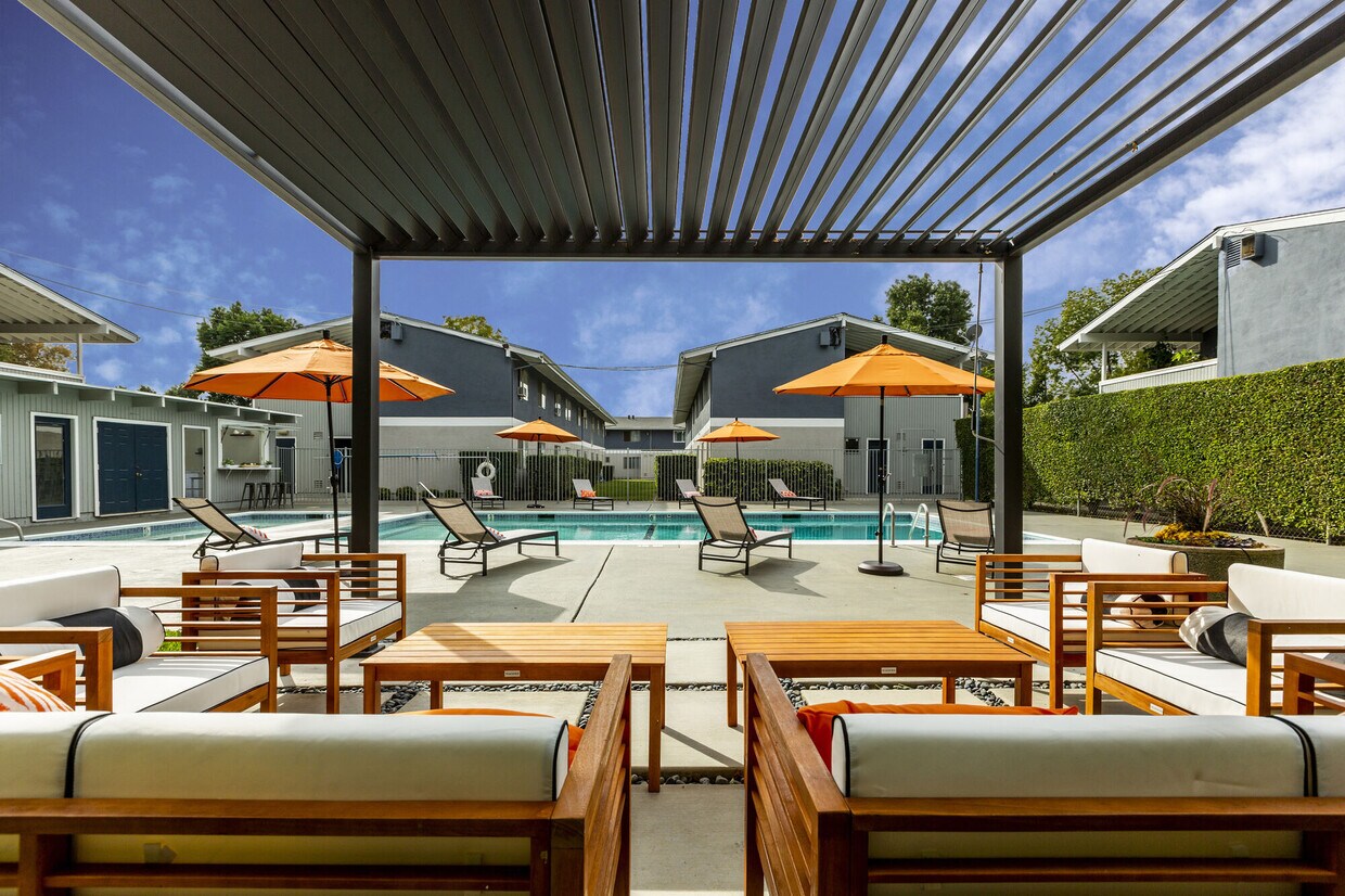 Piscina con terraza - Meadowbrook Apartments