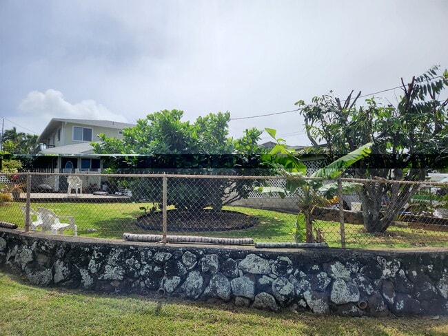Fenced in front yard - 1105 Nanialii St