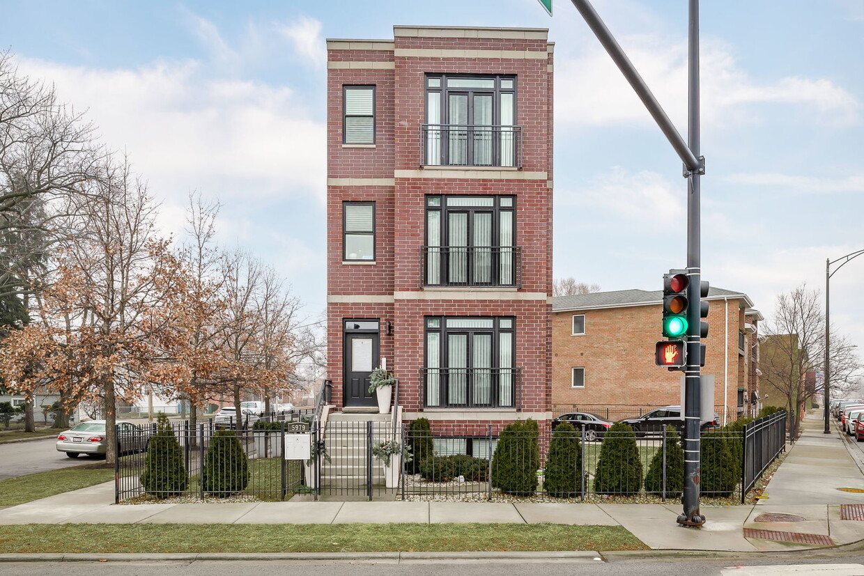 Foto principal - 5979 N Elston Ave