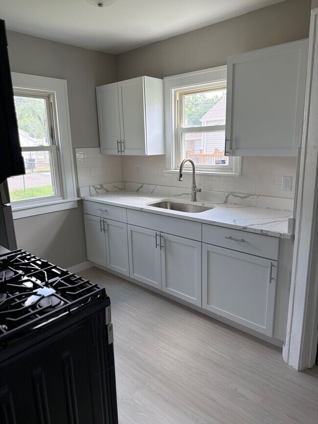 Foto del edificio - 3 Bedroom Home in Gary