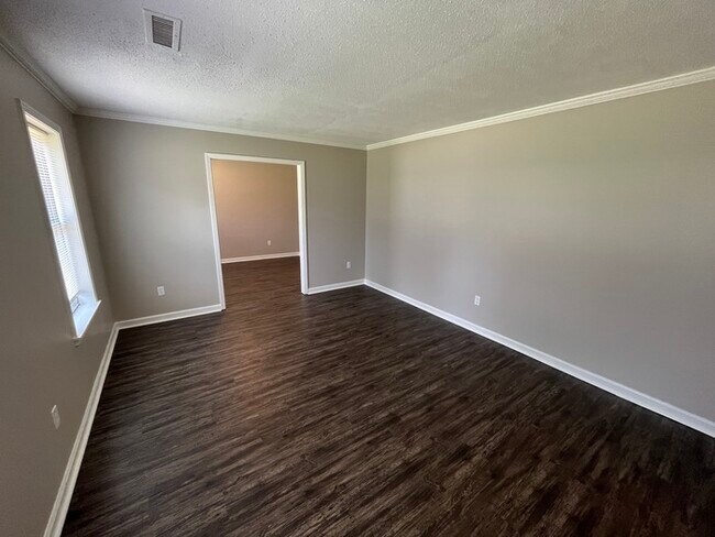 Building Photo - FIRST MONTHS RENT FREE!