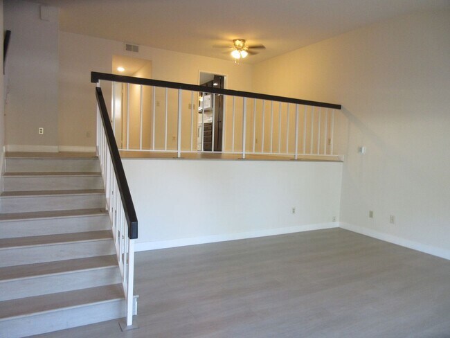 Foto del edificio - Duggan Property Management, Inc presents this 3BR +2.5 bath in Encino Village Townhomes
