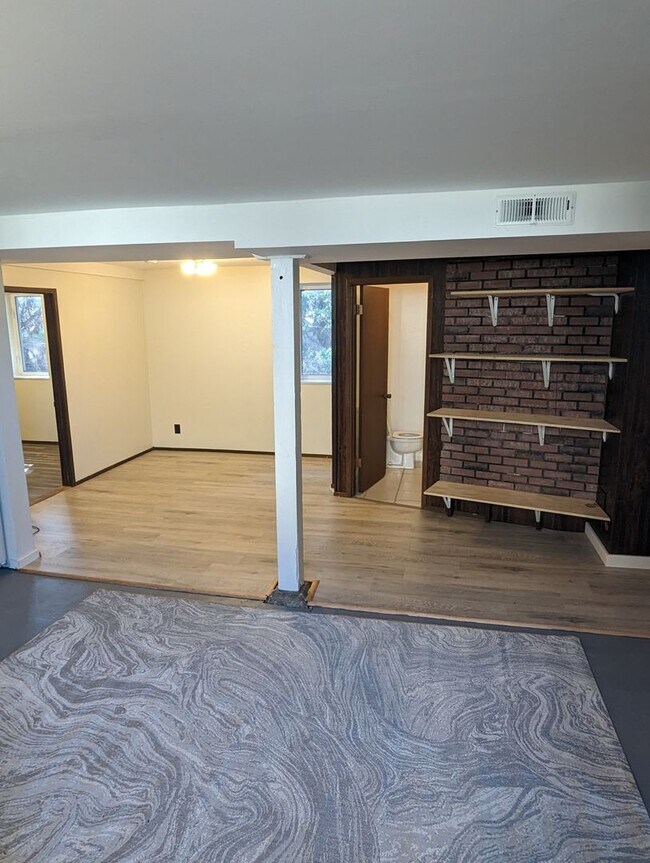 Foto del edificio - 2 Bed, 1.5 Bath Unit with den in Fairhaven Close to Shopping & Restaurants & On a Bus line