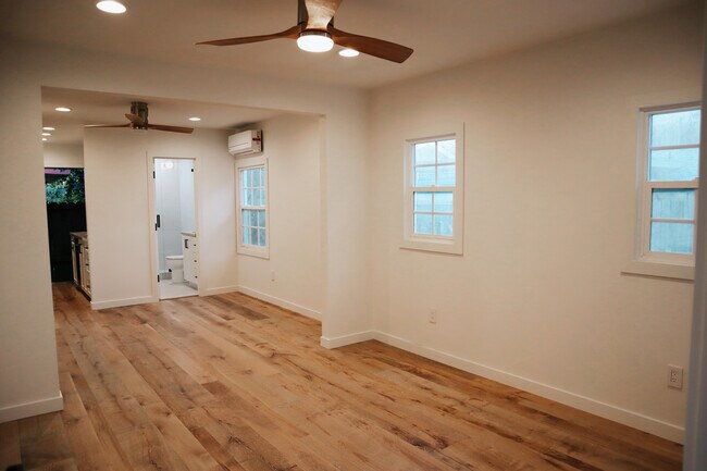 Vista de la sala de estar de la entrada - 6742 De Longpre Ave