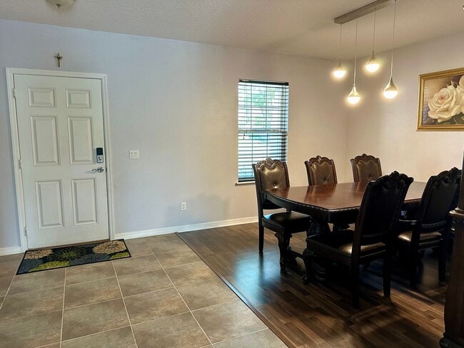 Building Photo - SPACIOUS 6 BEDROOM, 4 BATH home in Tavares!