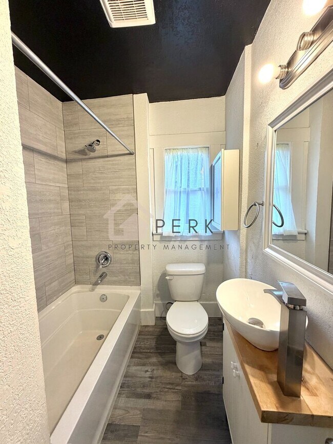 Foto del edificio - Charming Updated South Tacoma Home with Spacious Bonus Loft and Fenced Yard