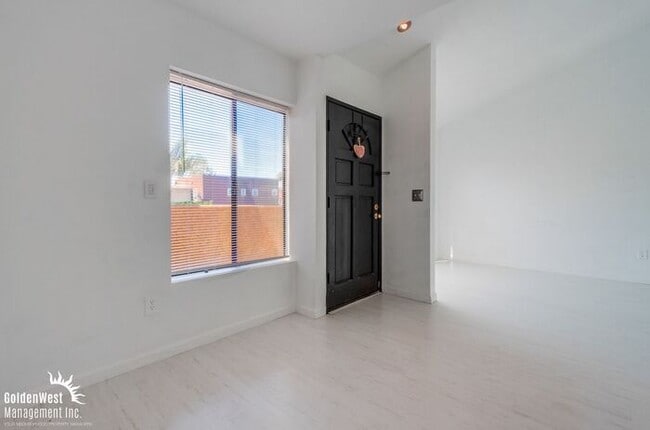 Building Photo - Stylish Top-Floor 1Bdm 1Ba Condo in the No...