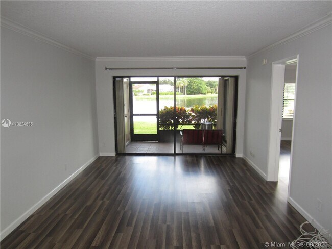 Foto del edificio - 6962 Briarlake Cir