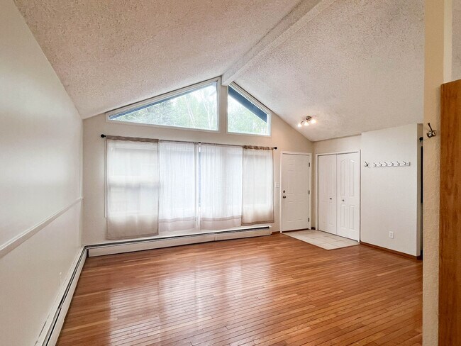 Building Photo - 1235 Crescent Dr