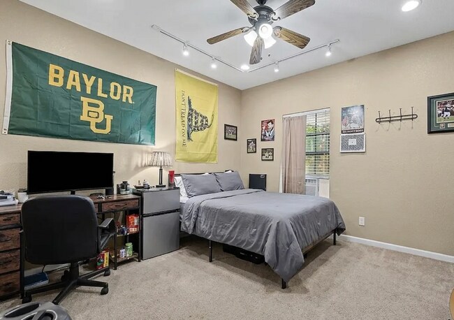 Foto del edificio - 7 bedroom home 2 min walk from Campus