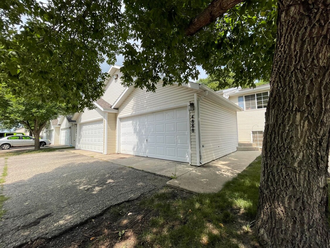 Primary Photo - Spacious 3 bedroom, 2 bath updated townhom...