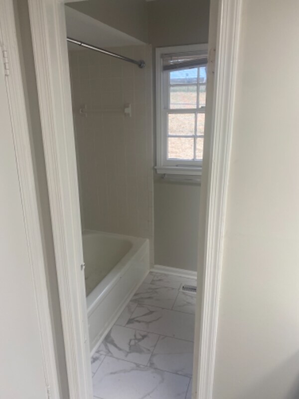 Building Photo - 1005 Northclift Dr