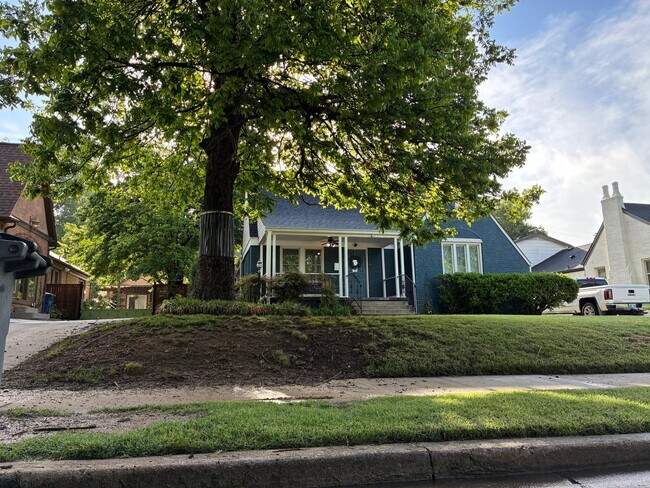 Foto del edificio - 1715 S College Ave