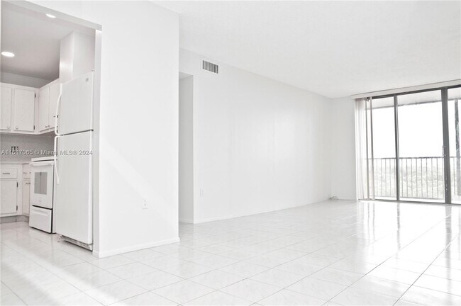 Building Photo - 2500 NE 135th St