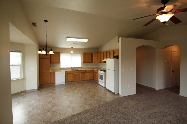 Foto del edificio - 3 Bedroom Home in Gated Lake California