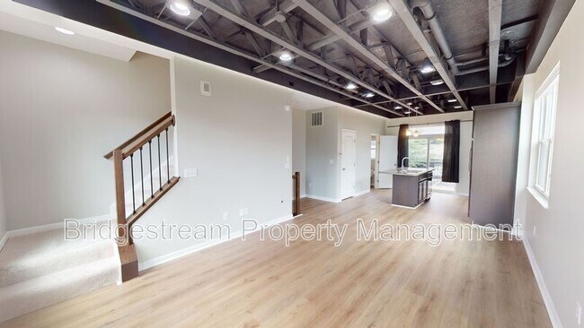 Foto del edificio - 225 E 1st St
