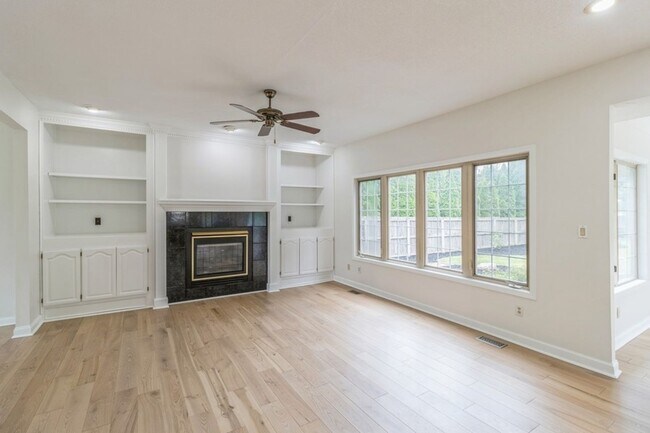 Foto del edificio - GREAT LOCATION IN COUNTRY CLUB!! 4 Bedroom, 3.5 Bathroom Home in Clive