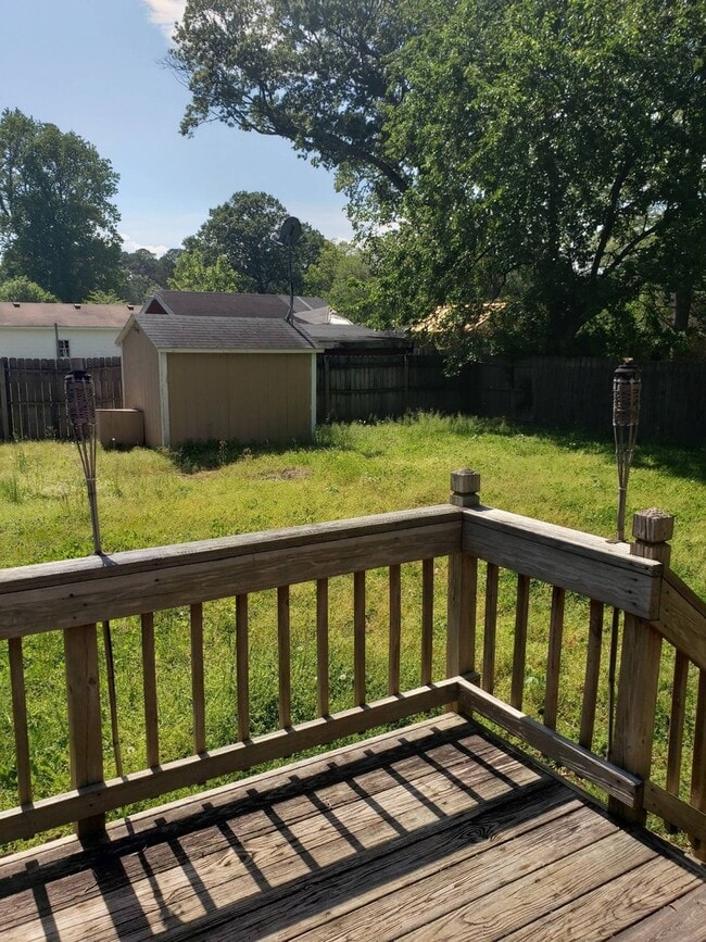 Building Photo - 1433 Lakeside Rd