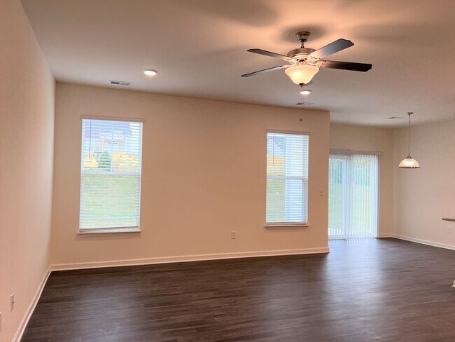 Building Photo - Coming Soon - Beautiful 3 bedroom 2.5 bath Home in Roebuck!