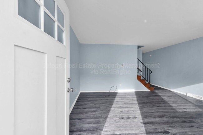 Building Photo - 870 N Meadows Ct