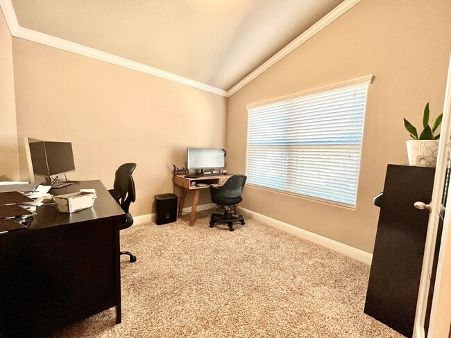 Building Photo - 3  Bedroom/2 Bathroom Champions Park Subdi...