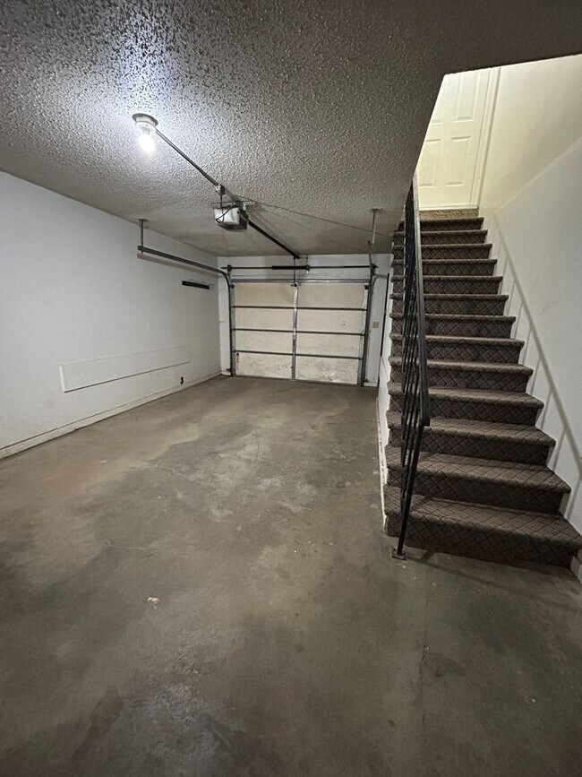 Building Photo - 3 bedroom Updated Townhouse!!